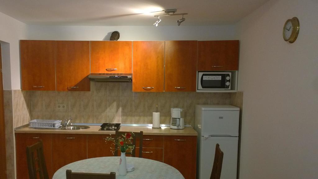 Vila Jadranka Apartments And Rooms Omišalj Δωμάτιο φωτογραφία