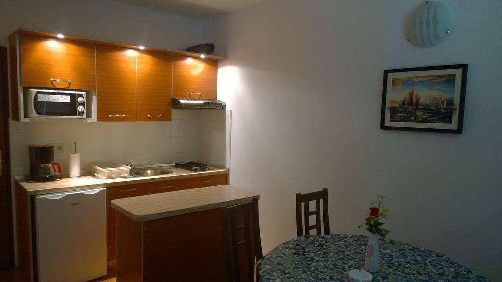 Vila Jadranka Apartments And Rooms Omišalj Δωμάτιο φωτογραφία